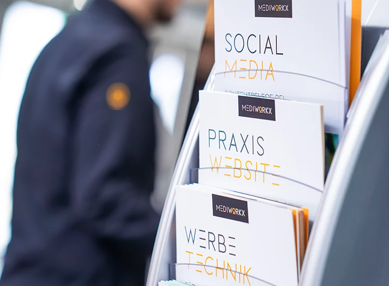 MEDIWORKX Messestand mit Team am Beratungstisch – spezialisierte Werbeagentur für Kieferorthopädie