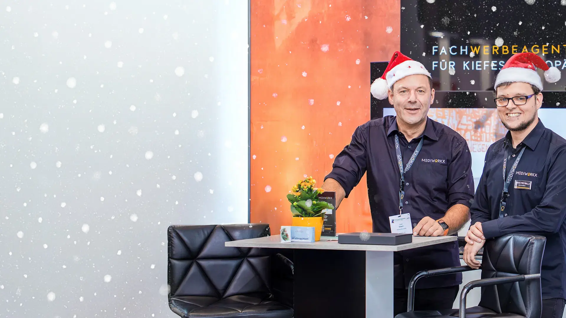 MEDIWORKX Messestand mit Team am Beratungstisch – spezialisierte Werbeagentur für Kieferorthopädie